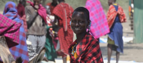 Massaï sur un marché près du cratère du Ngorongoro (© RdR/Mathias Rittgerott) Femmes et hommes Massaï sur un marché, une femme regarde la caméra