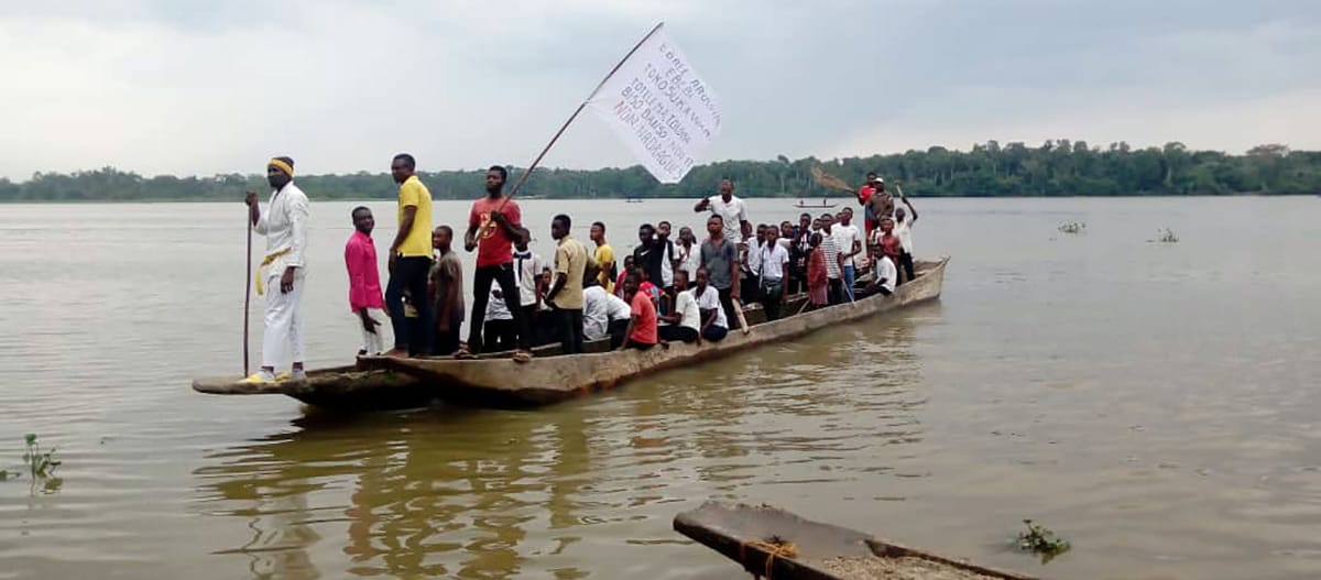 Les habitants manifestent sur des bateaux contre la pollution de la rivière Aruwimi